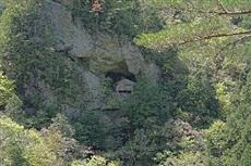 断崖に建つ聖神社